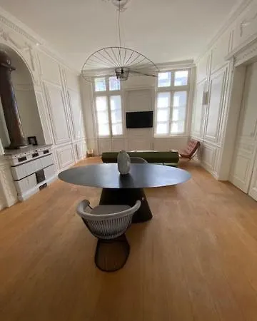 Victor Hugo Apartman *